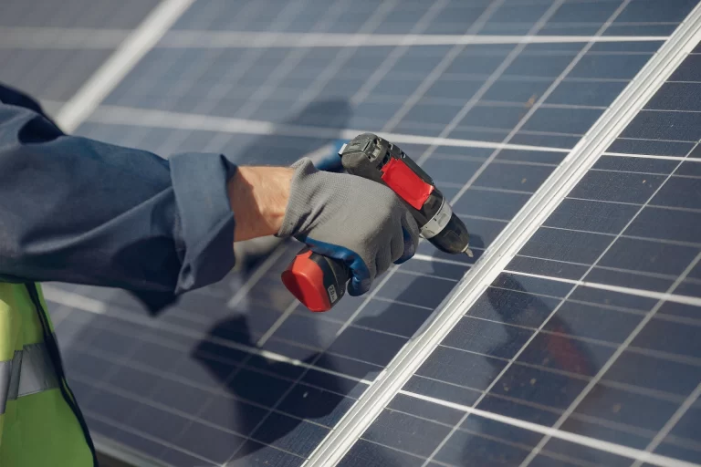 ¿Pueden los paneles solares generar electricidad por la noche?